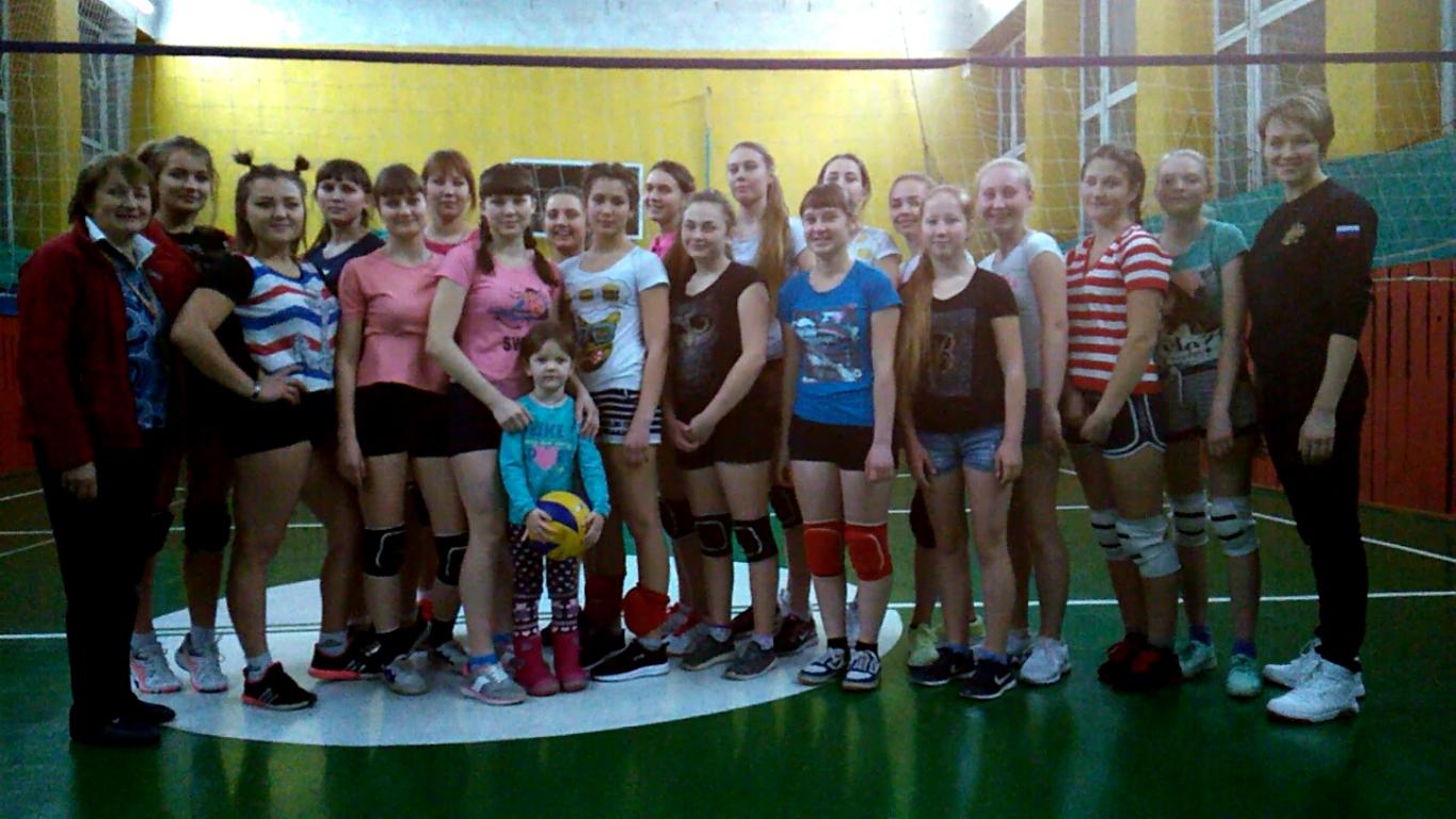 матчевая встреча между женскими волейбольными командами 
